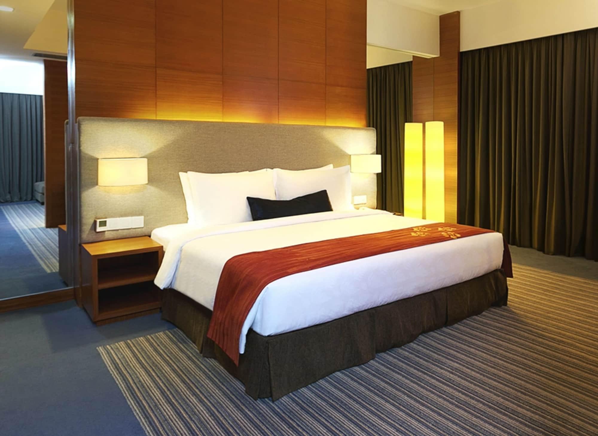 Zenith Hotel Kuantan Kültér fotó A bedroom at the hotel