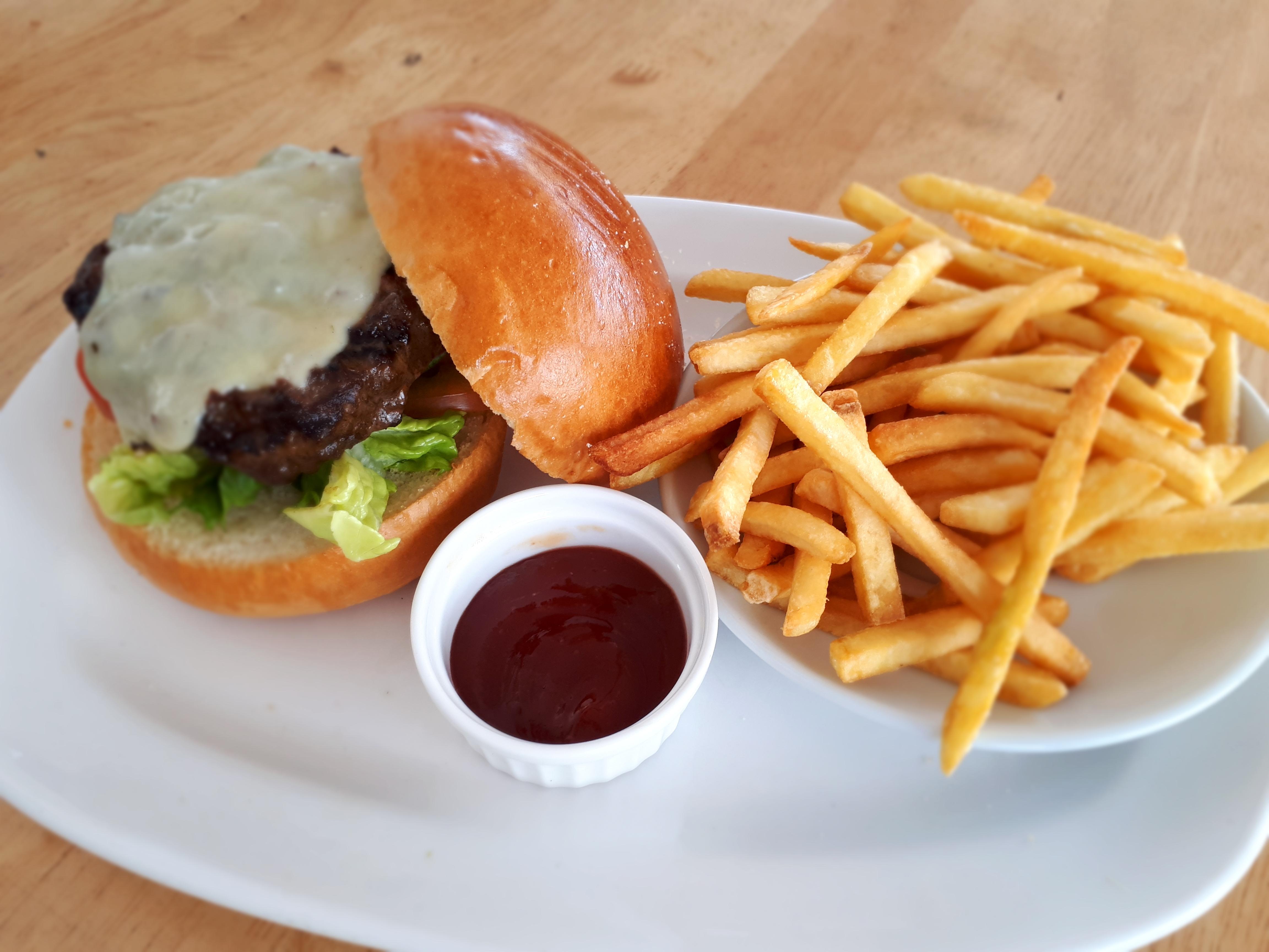 Zenith Hotel Kuantan Kültér fotó A cheeseburger with chips