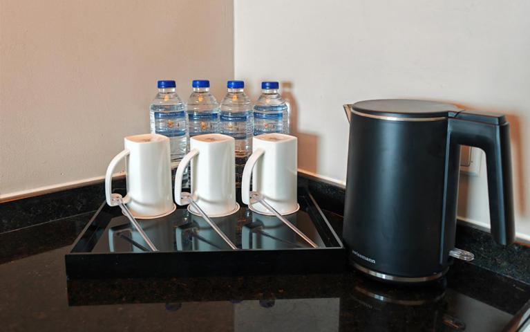Zenith Hotel Kuantan Kültér fotó A kettle with three cups