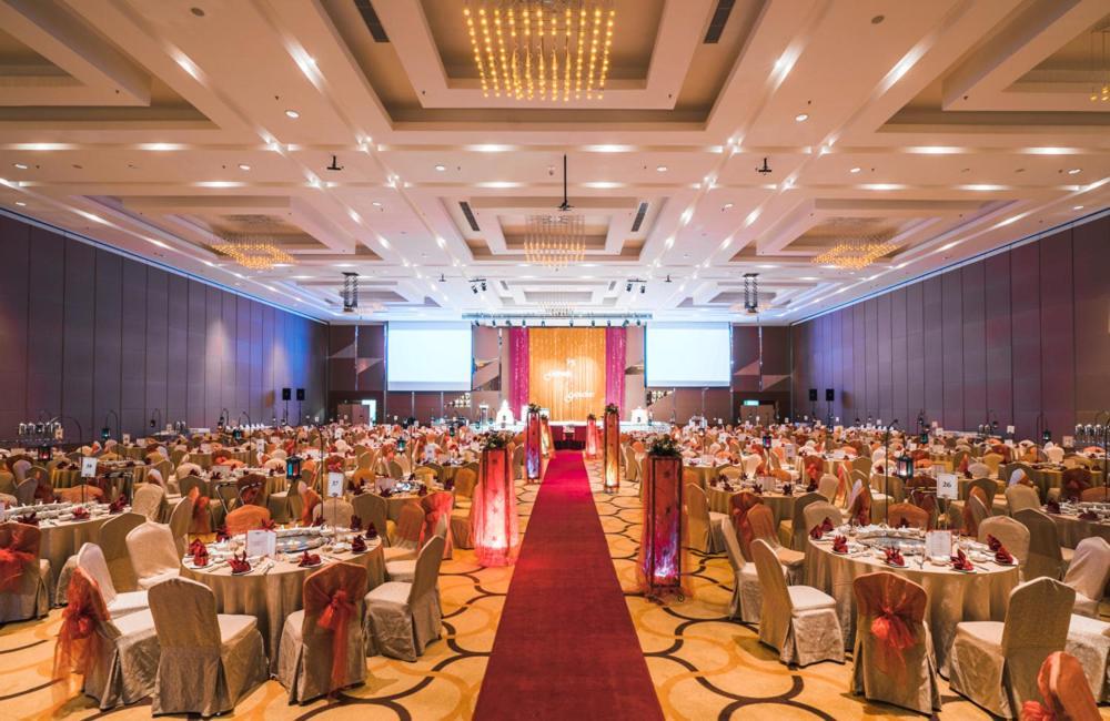 Zenith Hotel Kuantan Kültér fotó A wedding reception at the Grand Ballroom
