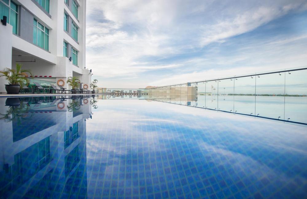 Zenith Hotel Kuantan Kültér fotó Infinity pool at the rooftop of the hotel